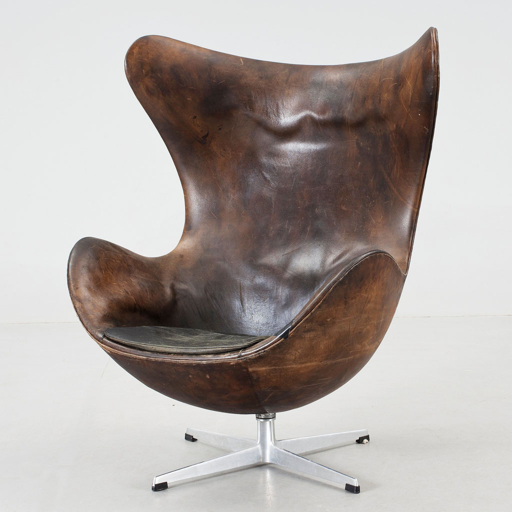 Egg chair from the 1960s upholstered with leather.