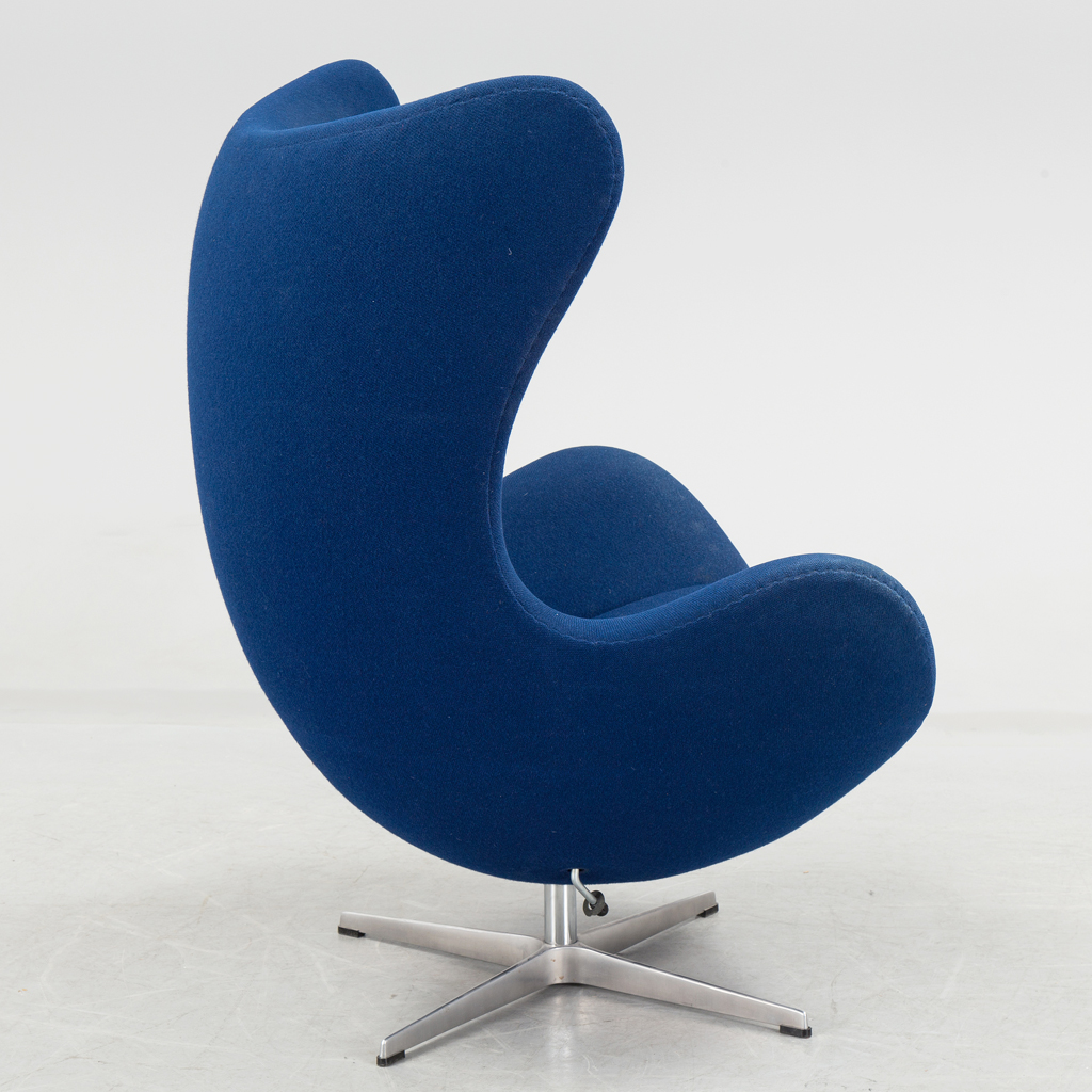 Egg chair from the 1990s upholstered with blue fabric.